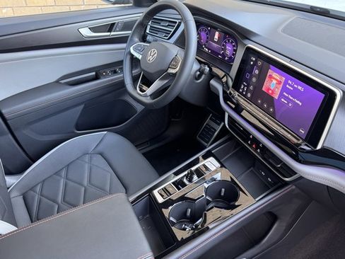 Used 2024 Volkswagen Atlas Peak Edition SE image 12