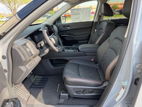 New 2026 Nissan Pathfinder Platinum image 13