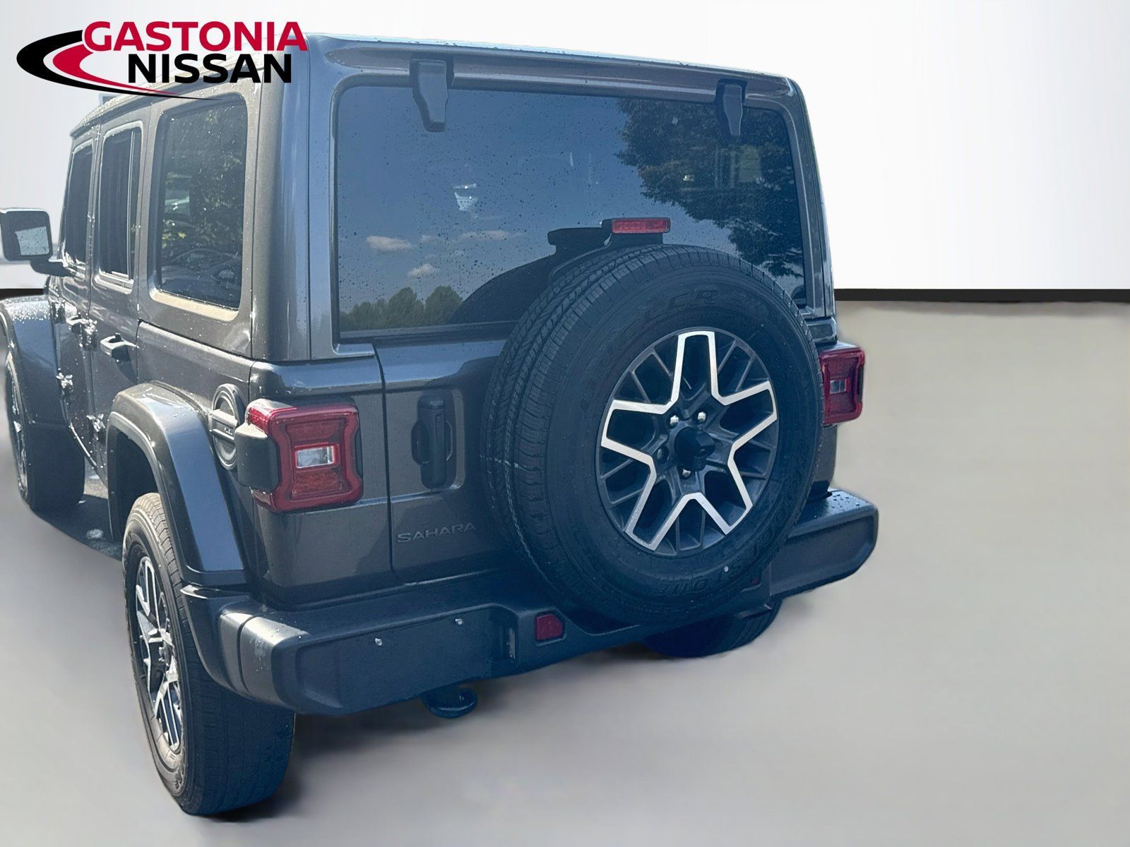 Used 2025 Jeep Wrangler Unlimited Sahara AWD/4WD image 7
