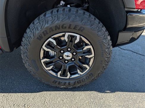 Used 2025 Chevrolet Silverado 1500 ZR2 w/ Technology Package image 25