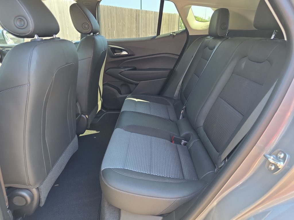 Used 2025 Chevrolet Trax LT FWD image 11