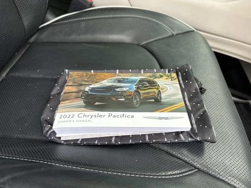 Used 2022 Chrysler Pacifica Limited AWD/4WD image 35