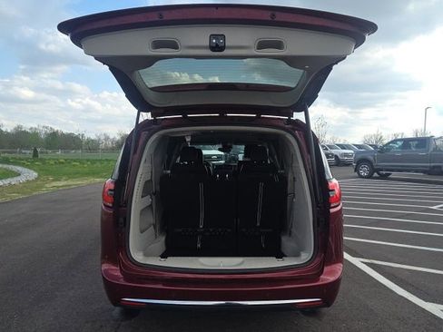 Used 2023 Chrysler Pacifica Touring-L image 10
