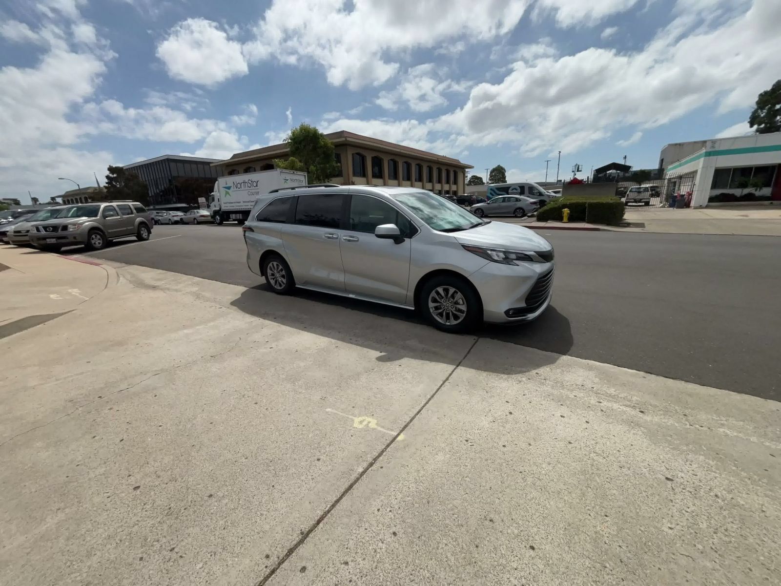 Used 2025 Toyota Sienna XLE FWD image 2