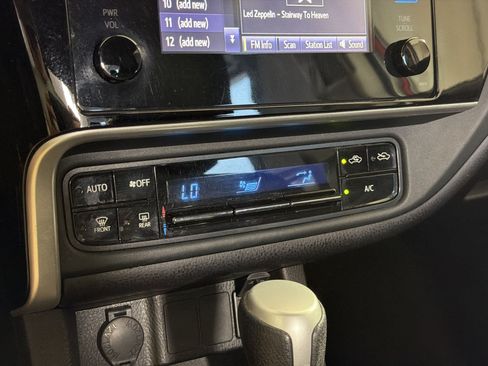 Used 2017 Toyota Corolla LE w/ Carpet Mat Package (TMS) FWD image 17