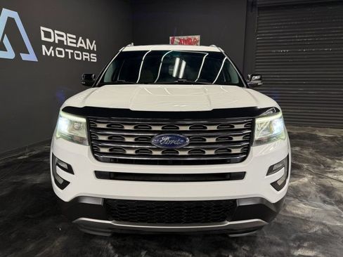 Used 2017 Ford Explorer XLT FWD image 2