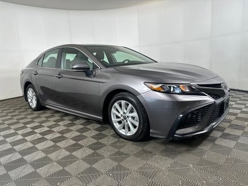 Used 2024 Toyota Camry SE image 2