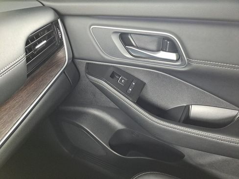 Used 2025 Nissan Rogue Platinum FWD image 35