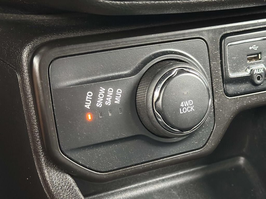 Used 2023 Jeep Renegade Latitude AWD/4WD image 35
