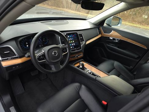 Used 2024 Volvo XC90 T8 Plus image 2