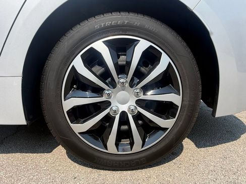 Used 2020 Toyota Corolla LE FWD image 17