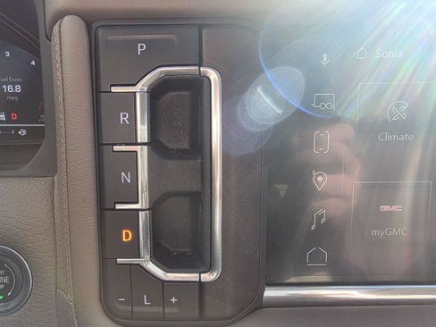 Used 2023 GMC Yukon Denali w/ Advanced Technology Package image 21