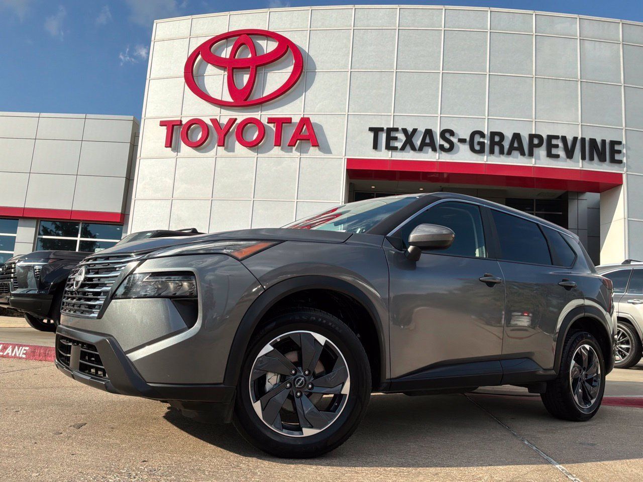 Used 2025 Nissan Rogue SV FWD image 2