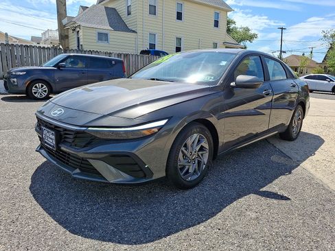 Used 2024 Hyundai Elantra SEL FWD image 3