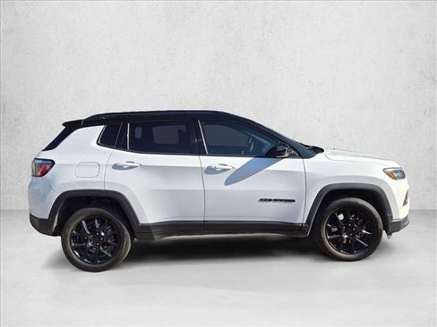 Used 2024 Jeep Compass Latitude w/ Convenience Group AWD/4WD image 4