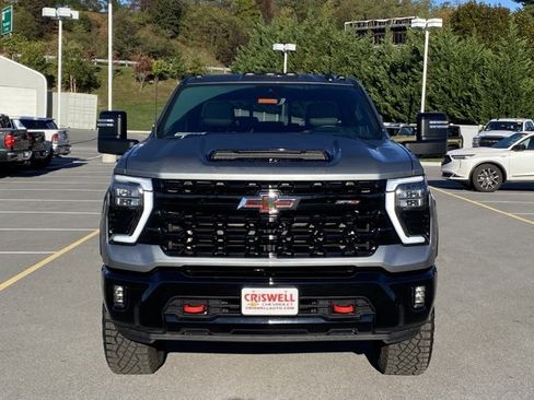 Used 2024 Chevrolet Silverado 2500 ZR2 w/ Technology Package image 8