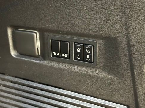 Used 2021 Chevrolet Tahoe High Country w/ Premium Package image 40