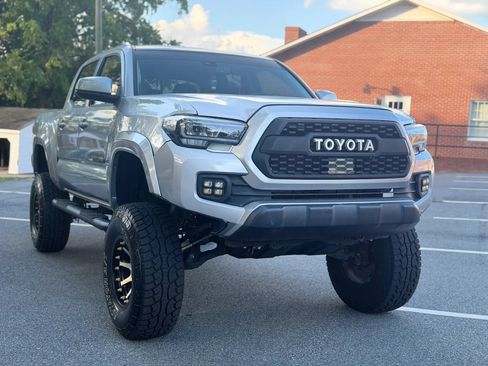 Used 2018 Toyota Tacoma SR5 RWD image 8