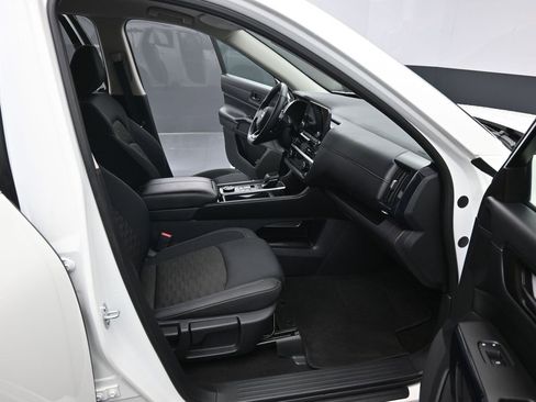 Used 2025 Nissan Pathfinder SV image 34