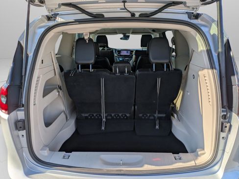 Used 2024 Chrysler Pacifica Touring-L image 13