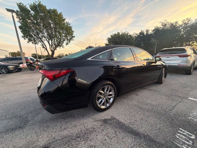 Used 2021 Toyota Avalon XLE w/ Moonroof Package FWD image 2