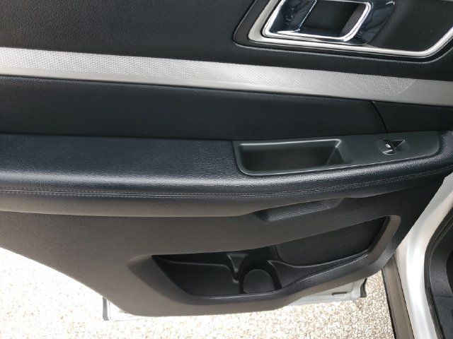 Used 2017 Ford Explorer XLT w/ Equipment Group 201A AWD/4WD image 16