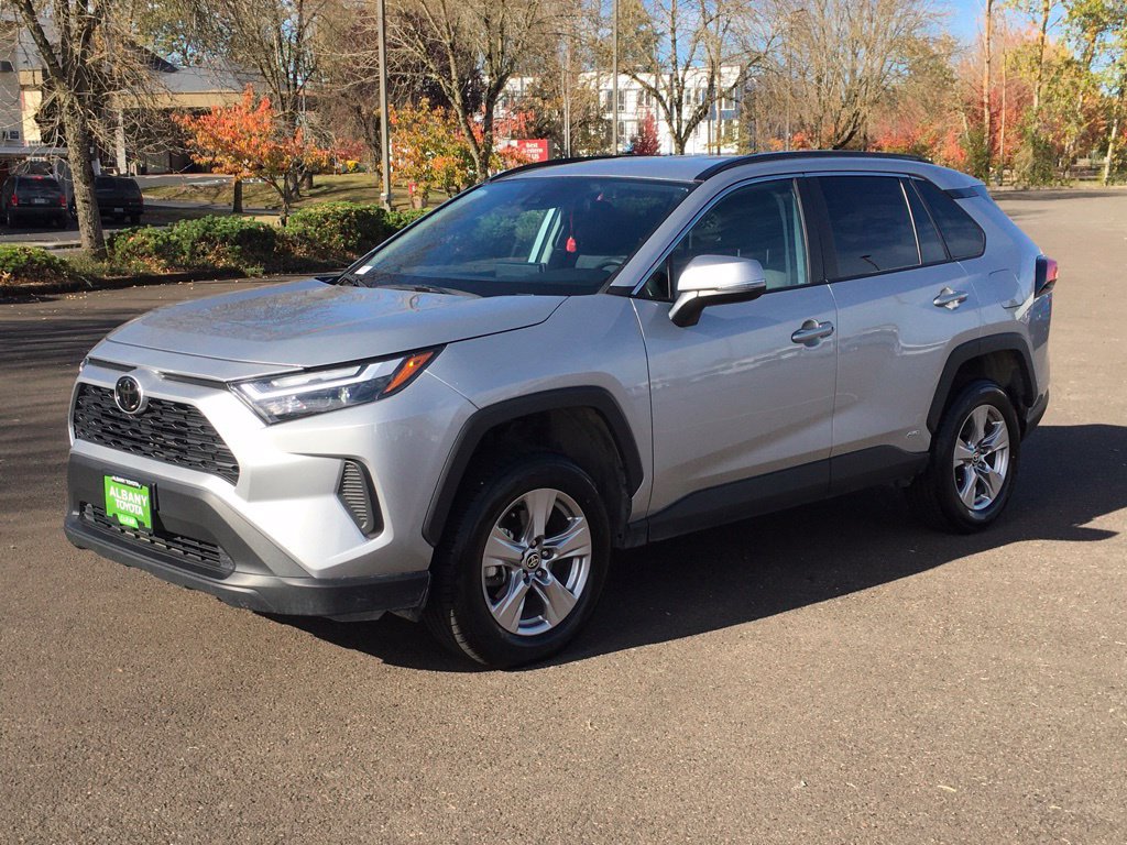 Used 2025 Toyota RAV4 XLE AWD/4WD image 12