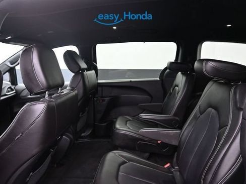 Used 2025 Chrysler Pacifica Select FWD image 16
