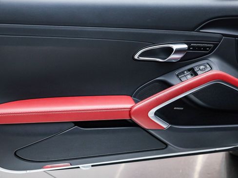 Used 2025 Porsche 718 Cayman image 17