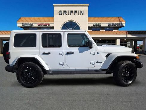 Used 2025 Jeep Wrangler Unlimited Sahara AWD/4WD image 3