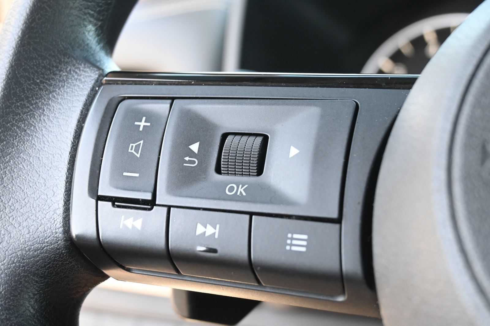 Used 2023 Nissan Rogue SV FWD image 14