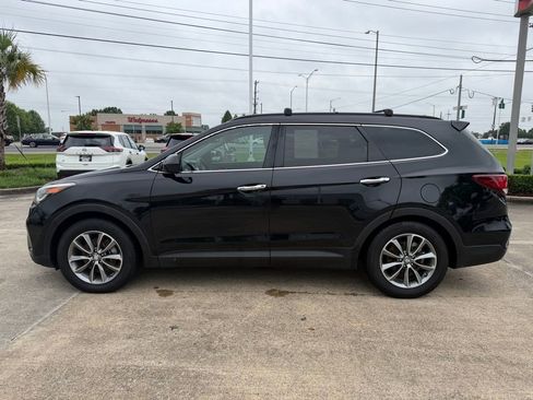 Used 2017 Hyundai Santa Fe SE FWD image 2