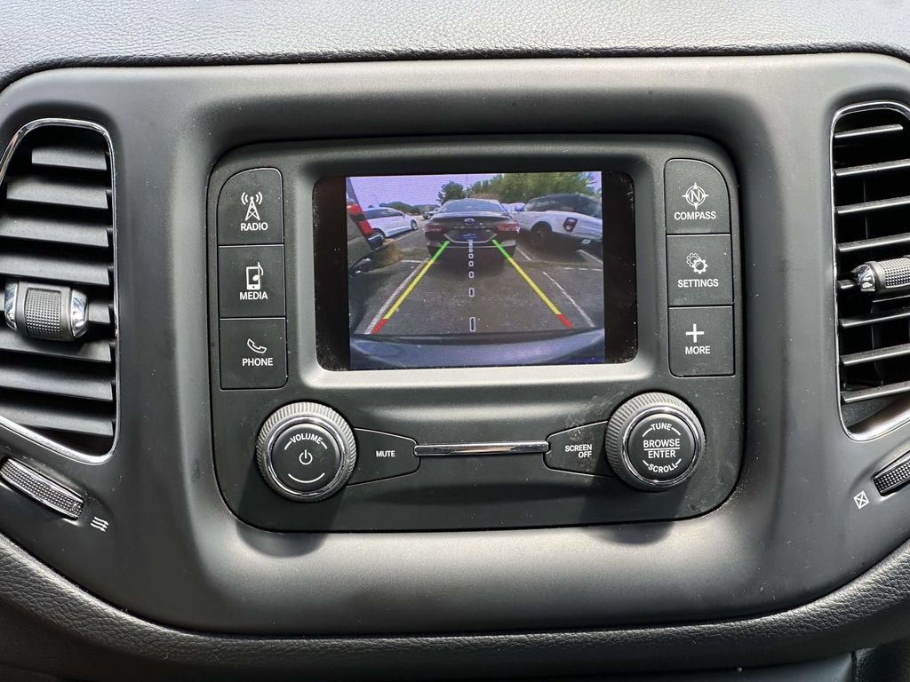 Used 2018 Jeep Compass Latitude AWD/4WD image 17