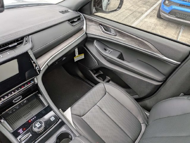 New 2027 Jeep Grand Cherokee Limited AWD/4WD image 18
