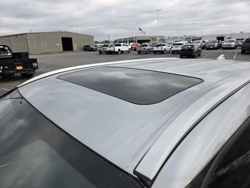 Used 2022 Toyota Highlander XLE FWD image 4