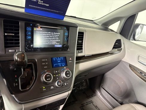 Used 2017 Toyota Sienna AWD image 18