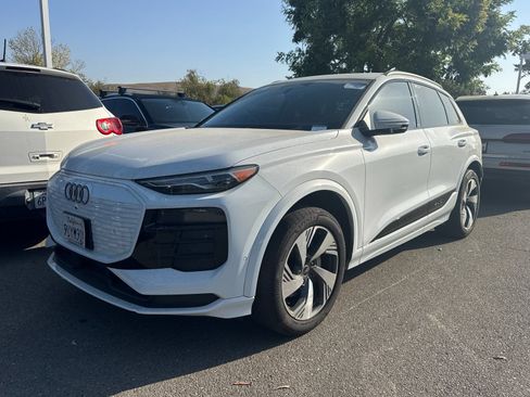 Used 2025 Audi Q6 e-tron Premium w/ Convenience Package AWD/4WD image 2