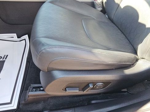 Used 2024 Kia Carnival EX image 16