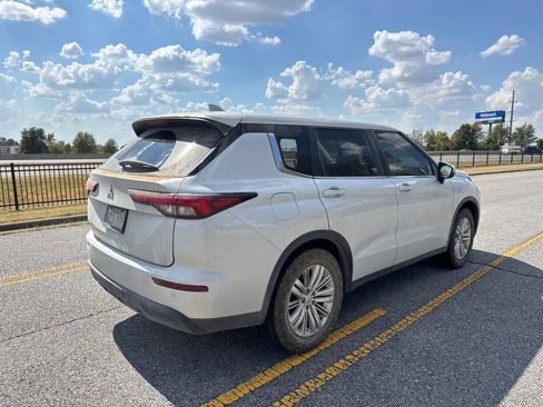 Used 2024 Mitsubishi Outlander ES FWD image 3