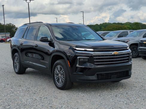 Used 2026 Chevrolet Traverse LT AWD/4WD image 2