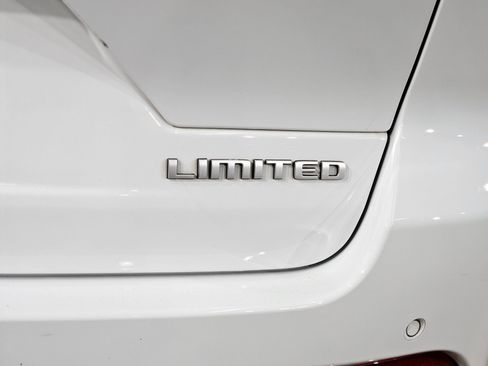 Used 2025 Jeep Grand Cherokee Limited w/ Trailer Tow Package AWD/4WD image 39