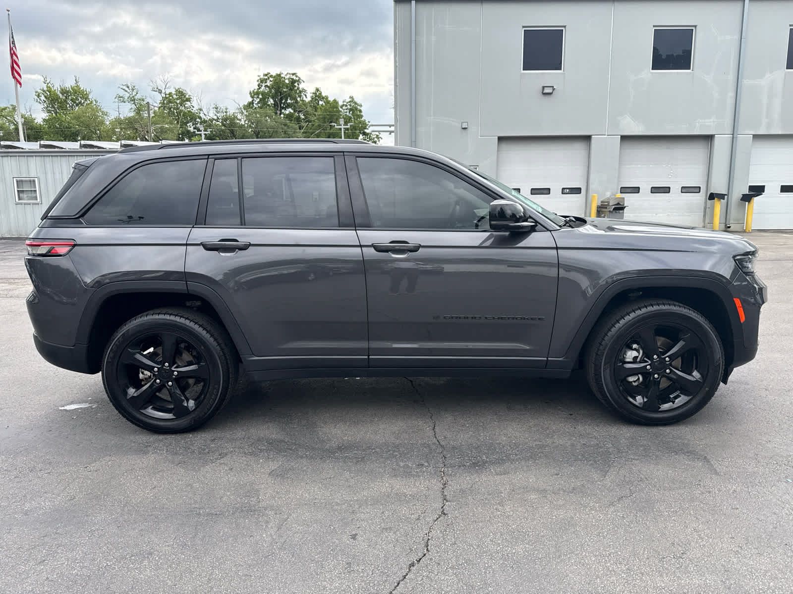Used 2023 Jeep Grand Cherokee Limited w/ Luxury Tech Group II AWD/4WD image 2