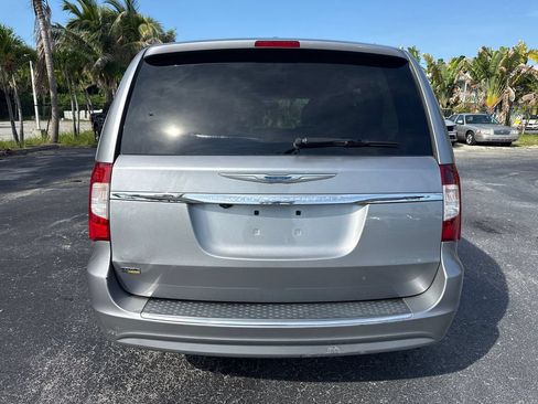 Used 2016 Chrysler Town & Country Touring FWD image 3