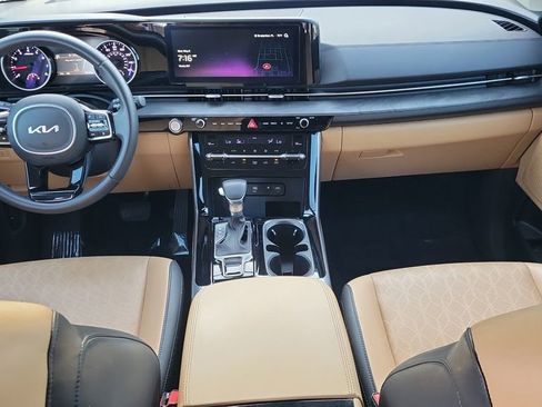 Used 2024 Kia Carnival EX FWD image 12