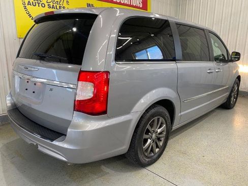 Used 2015 Chrysler Town & Country S image 5