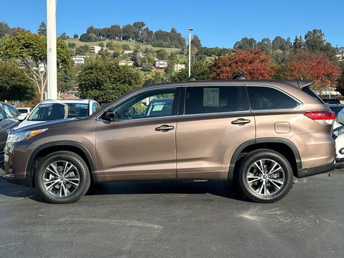 Used 2018 Toyota Highlander LE w/ Carpet Mat Package (TMS) image 6