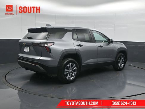 Used 2025 Chevrolet Equinox LT AWD/4WD image 2