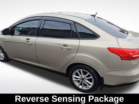 Used 2016 Ford Focus SE w/ SE Power Seat Package image 6