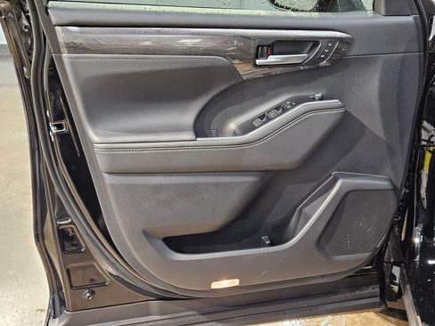 New 2026 Toyota Highlander Platinum AWD/4WD image 11
