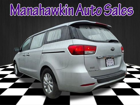 Used 2017 Kia Sedona L image 4